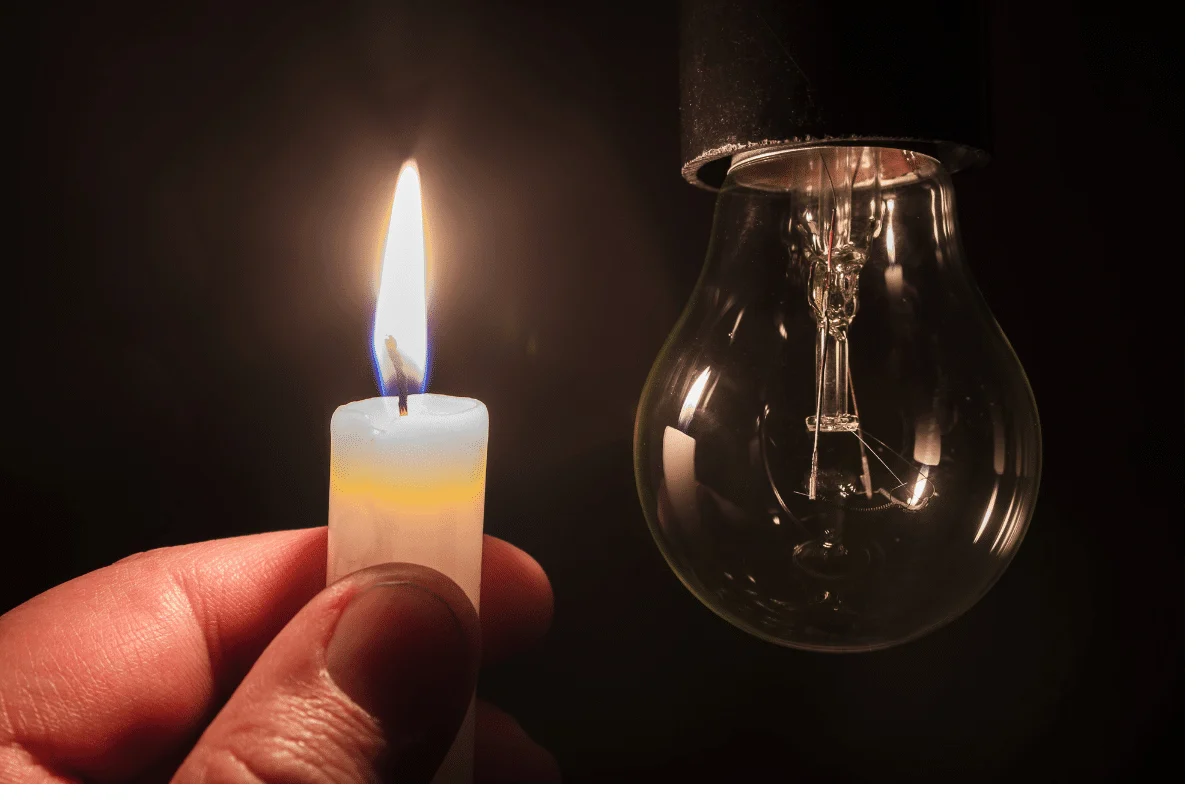 Os consumidores contam com mecanismos regulatórios para situações que ultrapassam a simples interrupção do fornecimento de energia (Imagem: Yevhen Prozhyrko | Shutterstock)