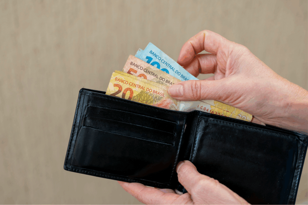 Simpatias a São Cosme e Damião podem ser feitas para não faltar dinheiro em casa (Imagem: Leonidas Santana | Shutterstock)