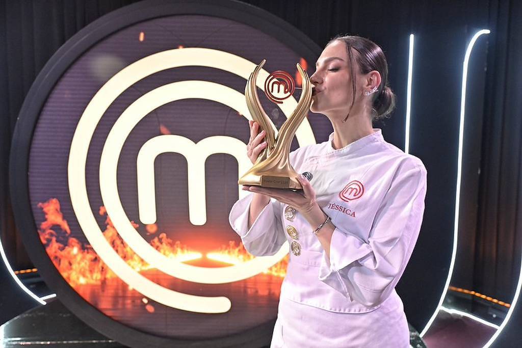 Jéssica comemora vitória com o troféu do MasterChef