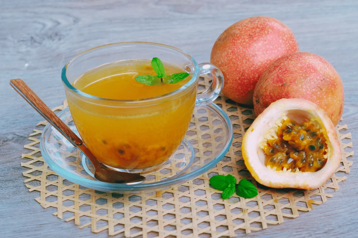 Chá de maracujá com erva-cidreira e hortelã (Imagem: aniestia n | Shutterstock)