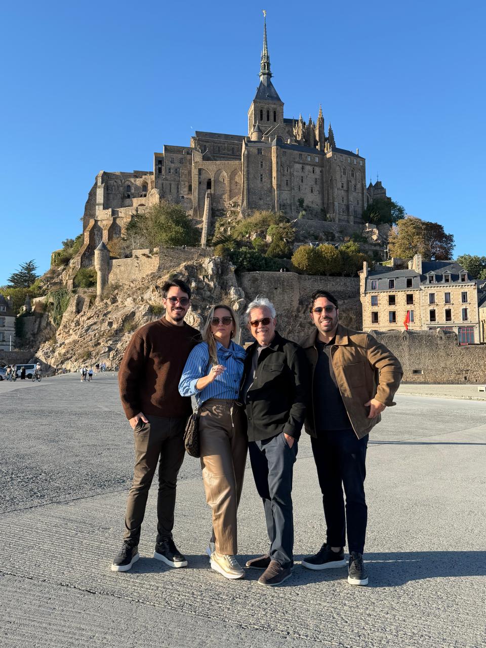 Arthur Scwab, Shirley Santos, Ariosto Santos e Ariosto Santos Neto no Mont Saint Michel, na Normandia
