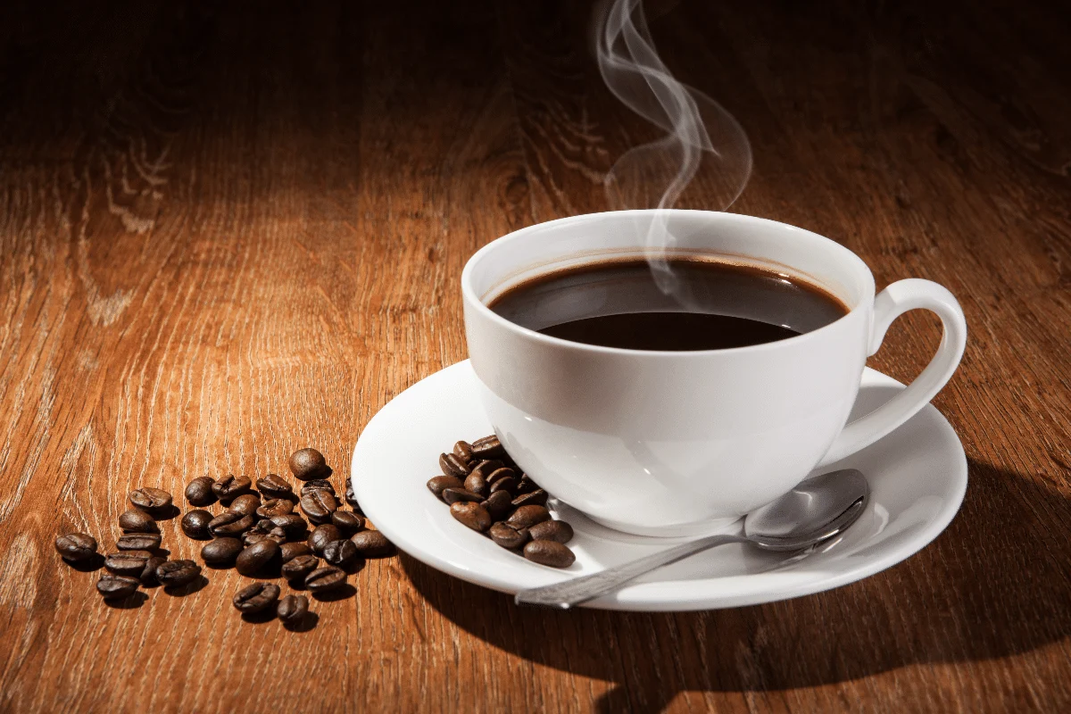 O consumo equilibrado de cafeína pode ser positivo para o organismo em certos aspectos (Imagem: mizar_21984 | Shutterstock)