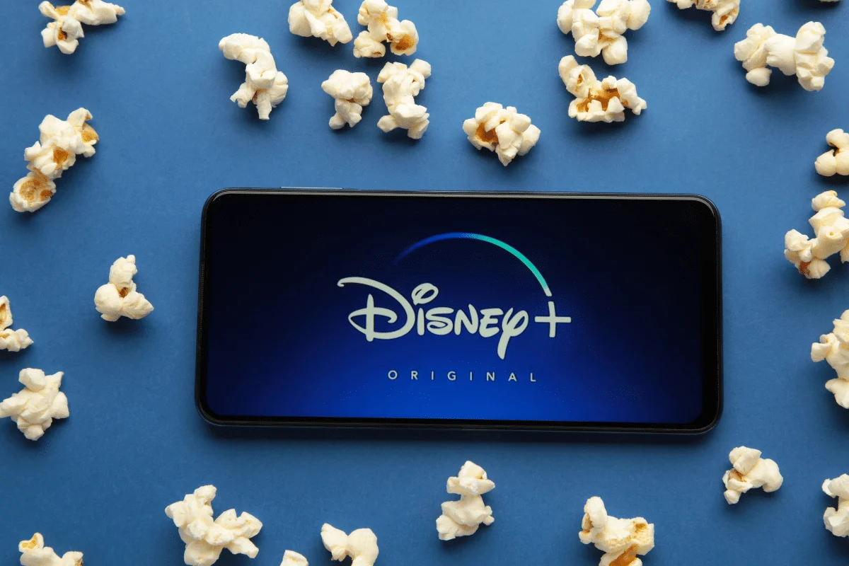 Outubro traz novas histórias de fantasia, romance, música e super-heróis ao Disney+ (Imagem: Mouse family | Shutterstock)