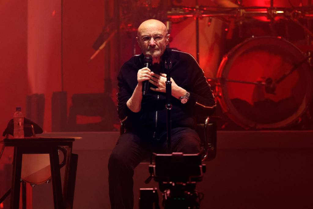 Phil Collins durante apresentação da turnê “The Last Domino”, do Genesis, na Paris La Défense Arena, em Nanterre, na França