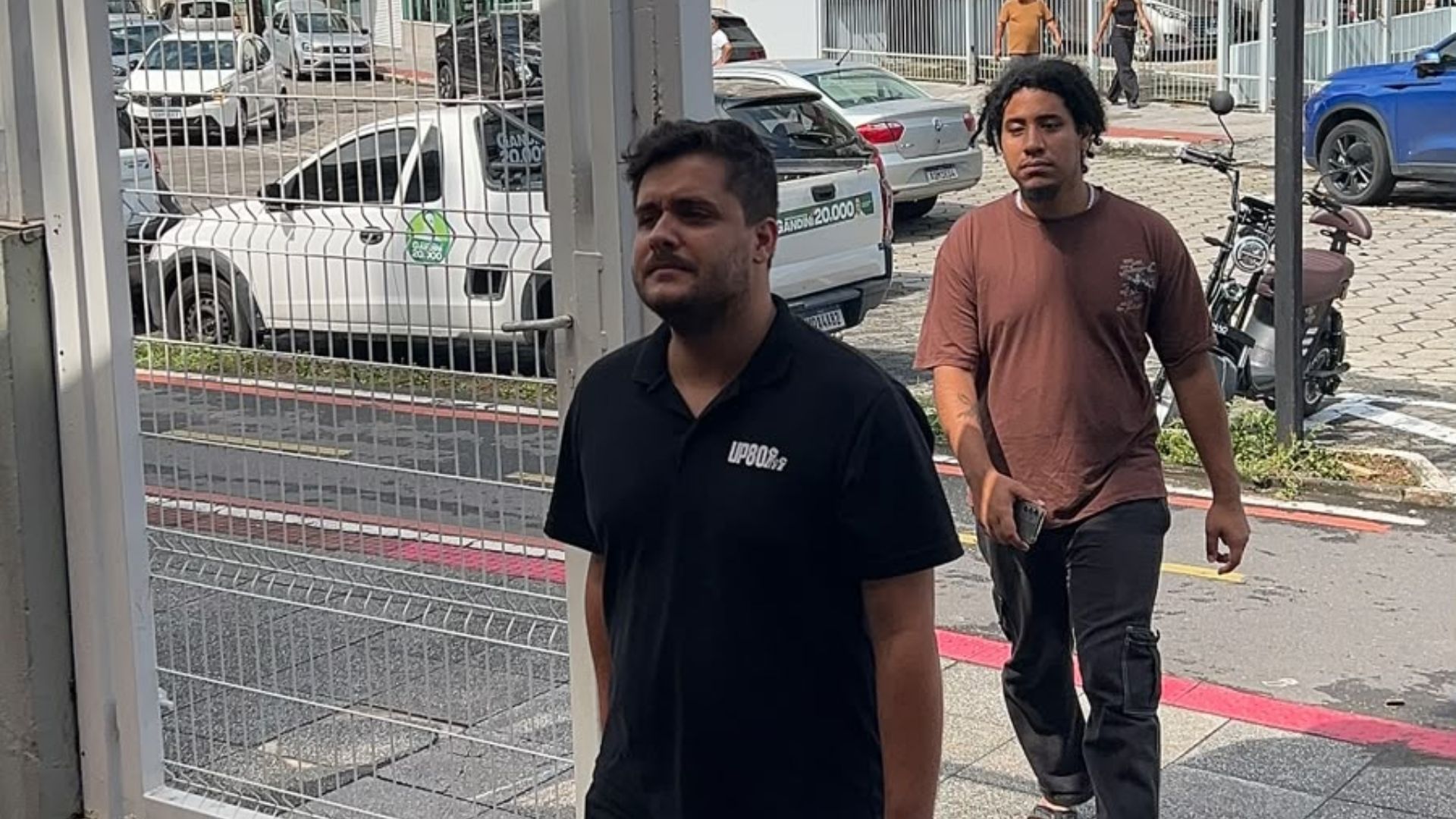 O candidato Rafael Demuner do partido União Popular chegou às 09h10 no Colégio Salesiano em Jardim Camburi para votar