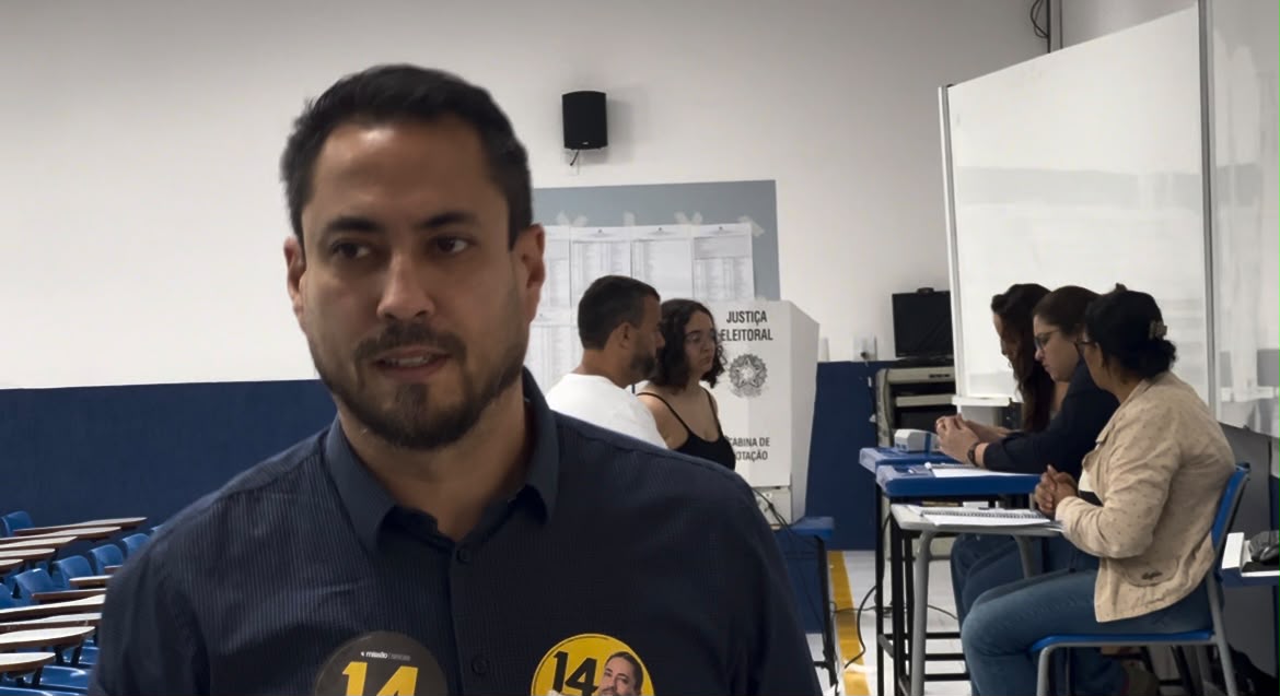 O engenheiro civil Breno Barcelos, de 41 anos, candidato ao Governo do Espírito Santo pelo Partido Missão, votou às 10h deste domingo (4), no Colégio Darwin, no bairro Jardim da Penha, em Vitória.