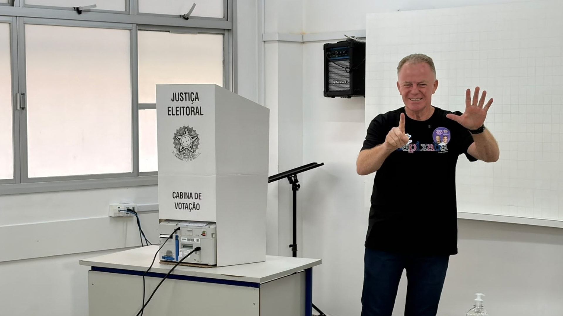 Renato Casagrande votou em Vitória nas primeiras horas da manhã