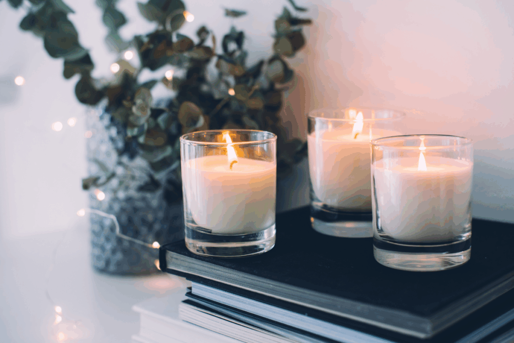Acender velas brancas em oração a São Francisco de Assis ajuda a afastar as aflições no amor (Imagem: Daria Minaeva | Shutterstock)