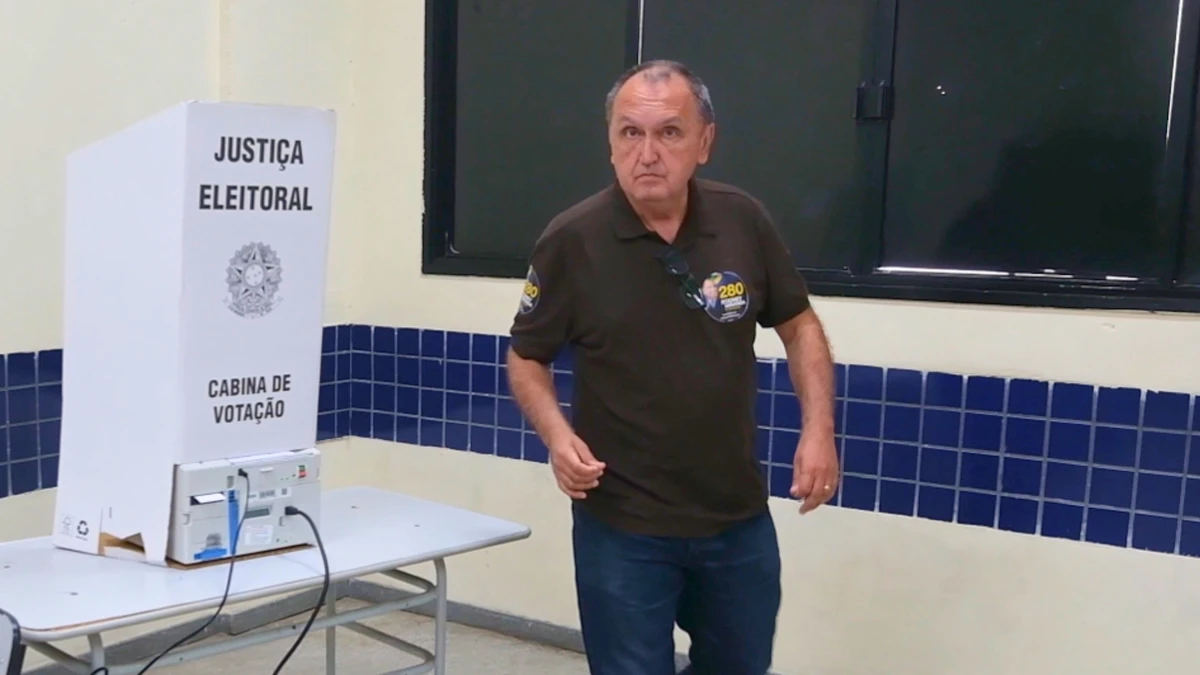 Rodney Miranda (PRTB) votou na Praia de Itaparica, em Vila Velha