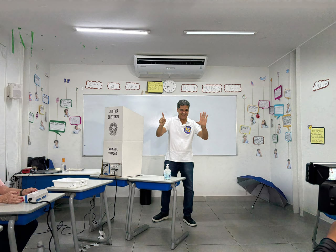 Na escola Ilha Novo Mundo, o candidato chegou na escola por volta das 8h30 da manhã.
