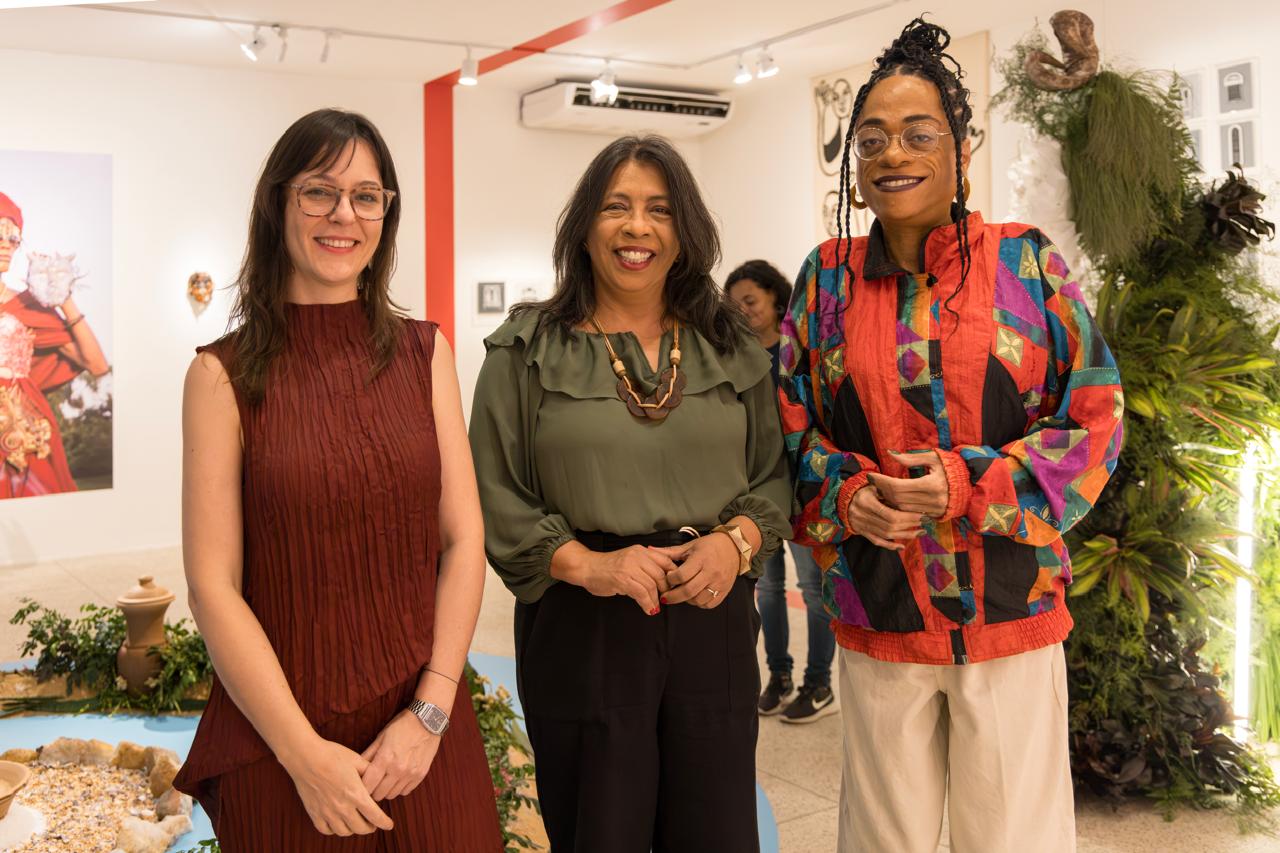 A diretora do Museu Vale, Claudia Afonso; a vice-reitora da Universidade Federal do Espírito Santo (Ufes), Sonia Lopes Victor; e a curadora Isabella Baltazar