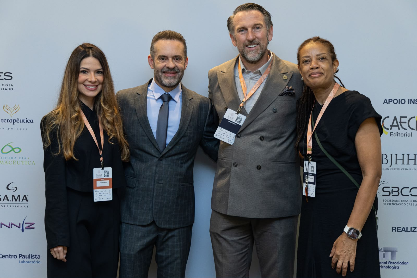 Cristal Bastos e Ademir Carvalho Leite Júnior com Dariusz Urtnowski, tricologista da Polônia, e Shirley McDonald