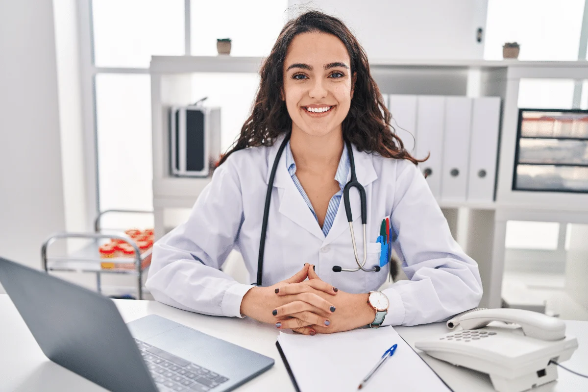 Planejamento e organização podem ajudar a reduzir a dependência exclusiva da agenda e trazer mais previsibilidade para a atividade do médico (Imagem: Krakenimages.com | Shutterstock)