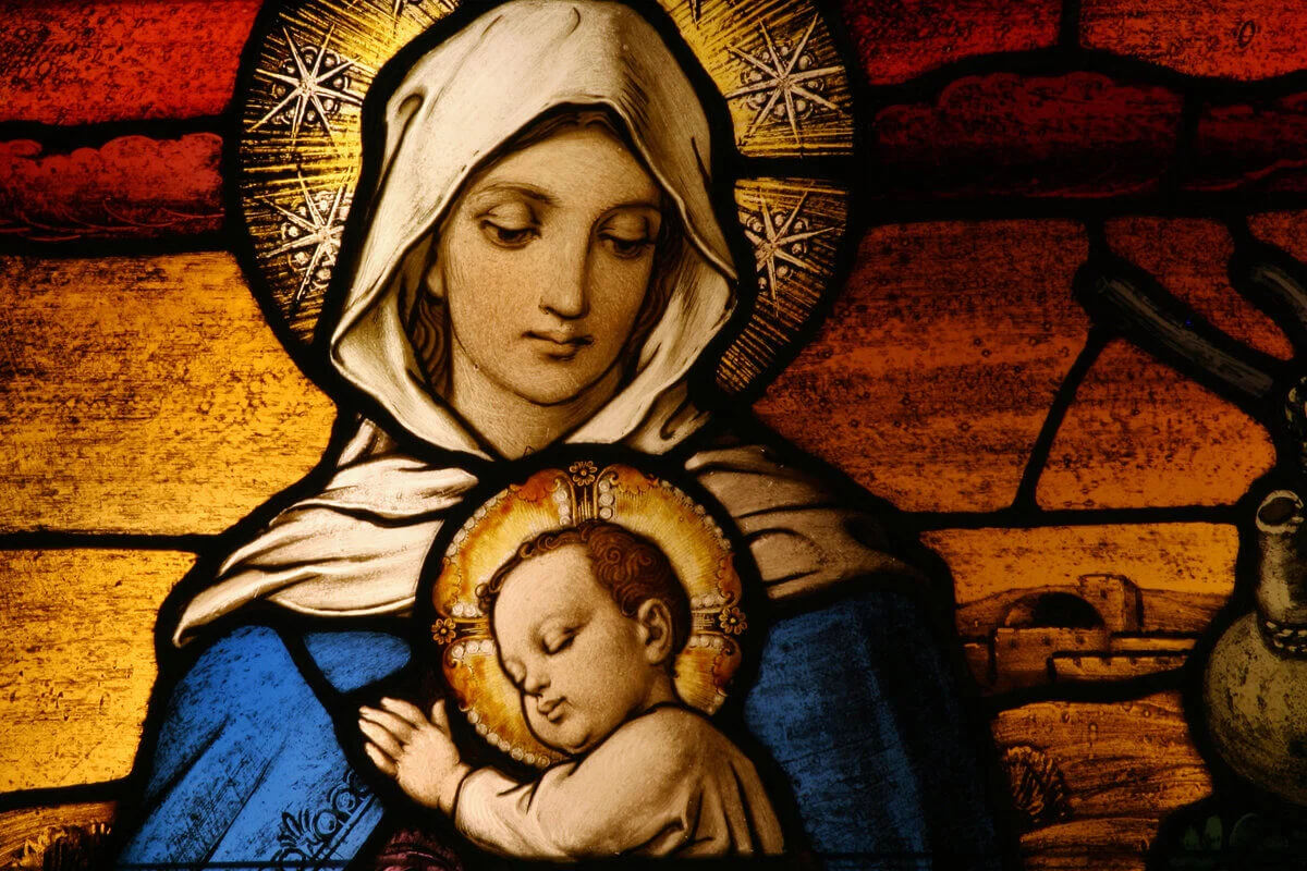 A data dedicada à Nossa Senhora do Rosário reúne preces que expressam pedidos de proteção, esperança, força e intercessão diante dos desafios da vida (Imagem: CURAphotography | Shutterstock)
