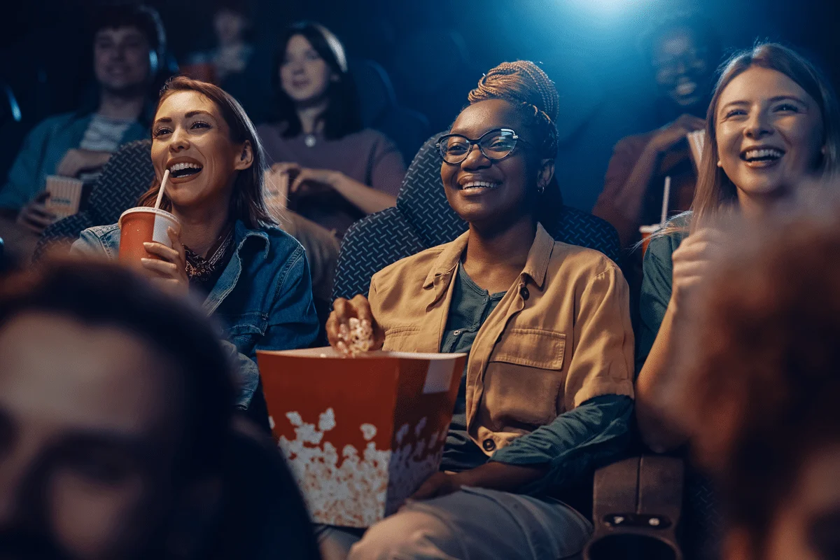 A programação dos cinemas nesta quinta-feira traz estreias nacionais e internacionais (Imagem: Drazen Zigic | Shutterstock)