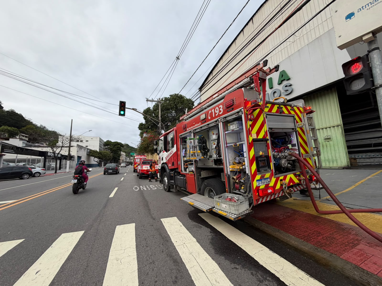 Incêndio atinge galpão em Fradinhos, em Vitória