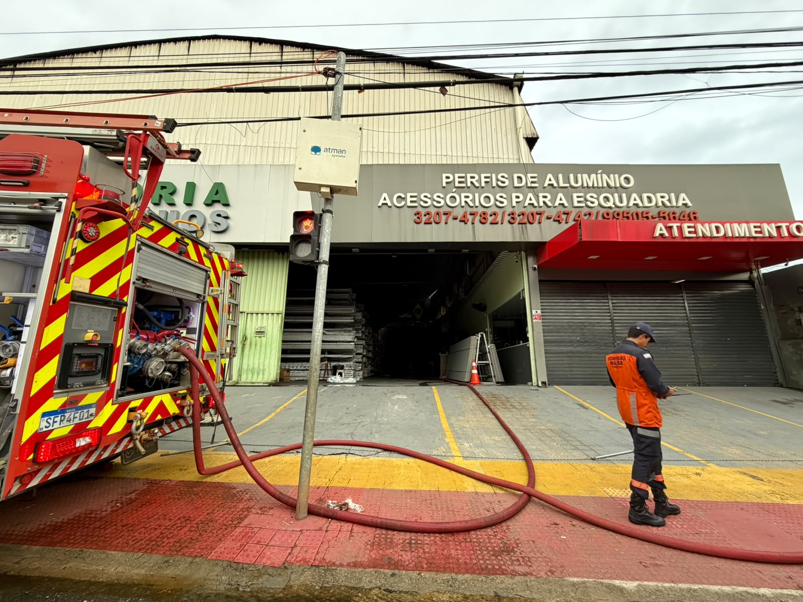 Incêndio atinge galpão em Fradinhos, em Vitória