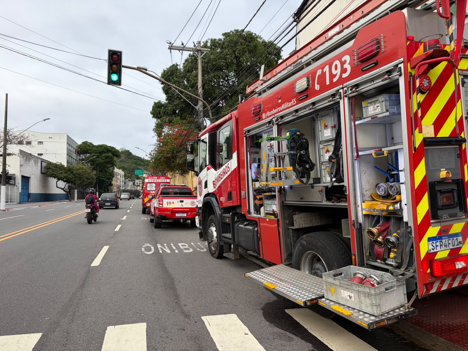 Incêndio atinge galpão em Fradinhos, em Vitória