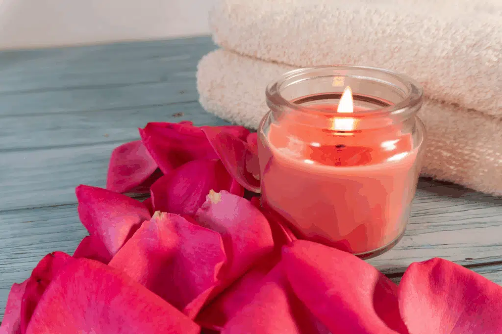 Um ritual com vela, rosas e perfume ajuda a criar um momento de conexão com a própria beleza, autoestima e amor-próprio (Imagem: Gabriela Flores Espinosa | Shutterstock)