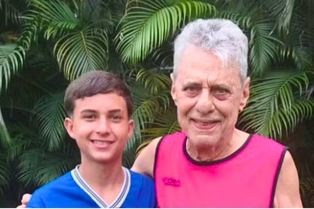 Miguel, filho de Monalisa, e o cantor Chico Buarque