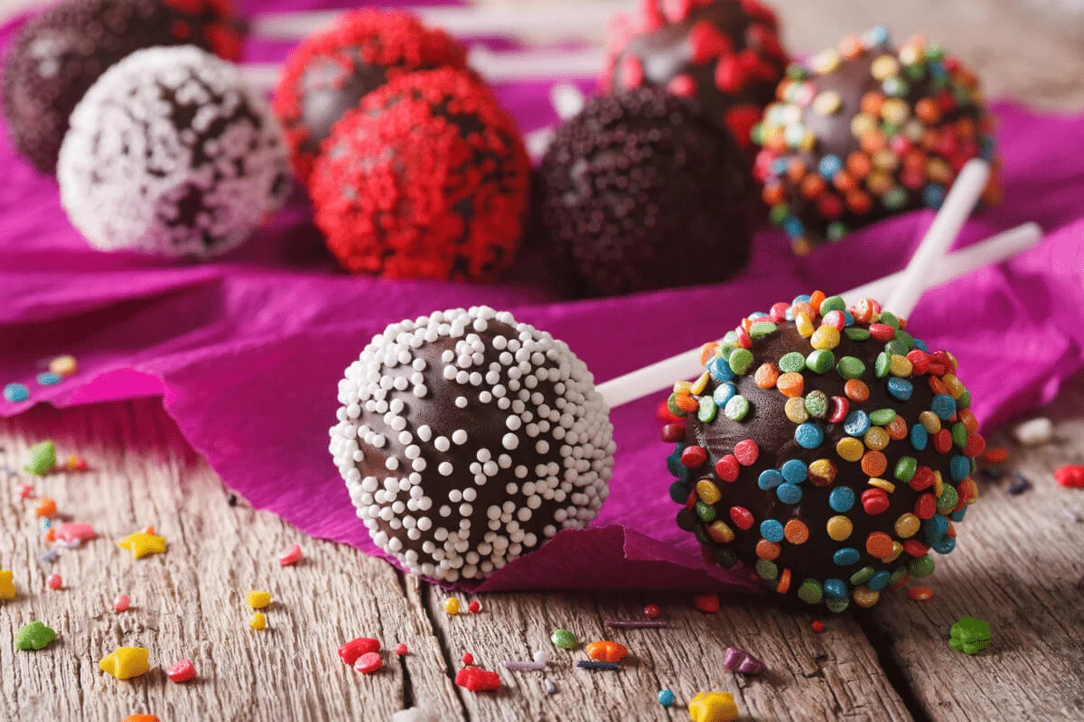 Bolo no palito (Imagem: AS Foodstudio | Shutterstock)