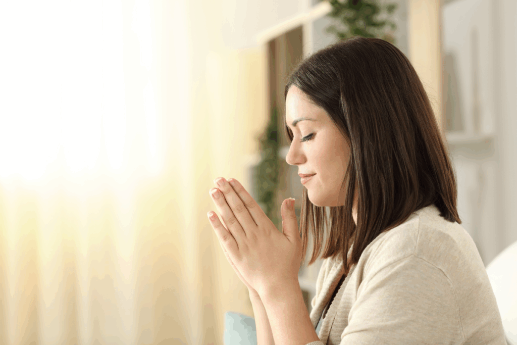 Orações de agradecimento podem ser feitas à Nossa Senhora Aparecida para demonstrar gratidão pelas bênçãos recebidas (Imagem: Antonio Guillem | Shutterstock)
