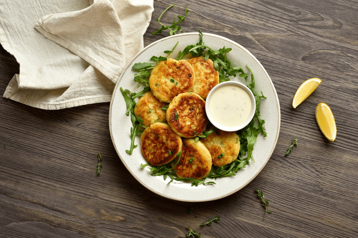 Bolinho de batata com peixe (Imagem: Tatiana Volgutova | Shutterstock)