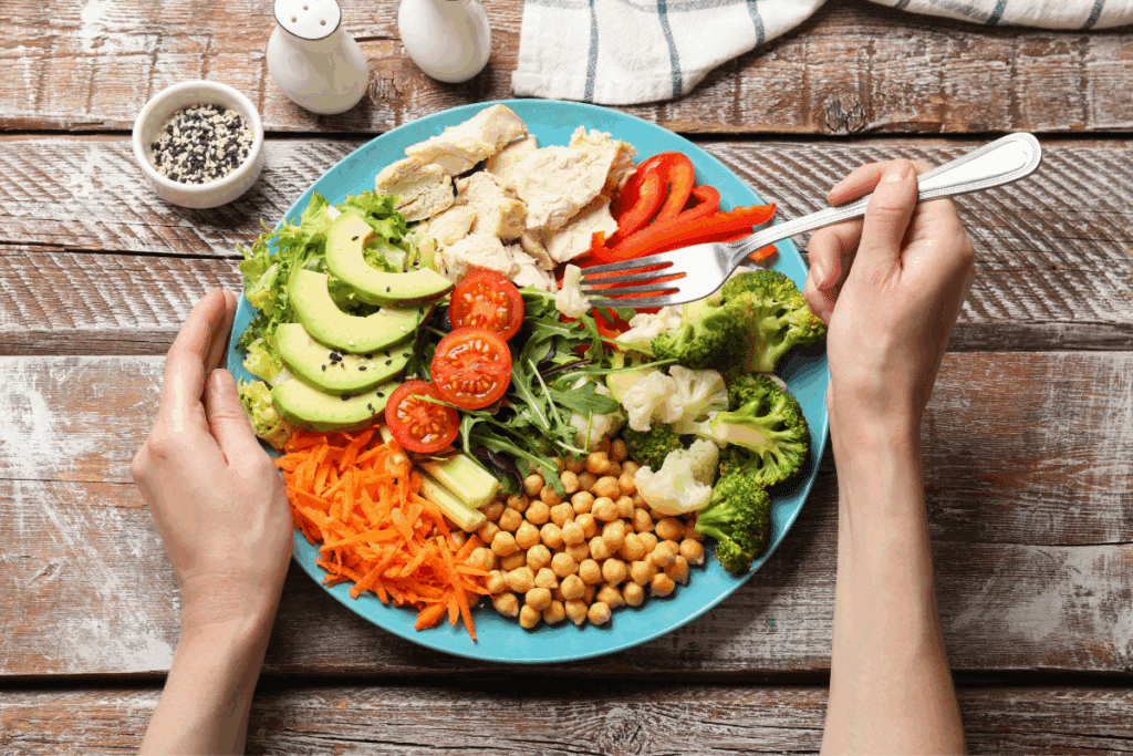 O consumo de proteínas após o treino deve fazer parte de uma estratégia alimentar equilibrada, sem concentrar toda a ingestão em uma única refeição (Imagem: New Africa | Shutterstock)
