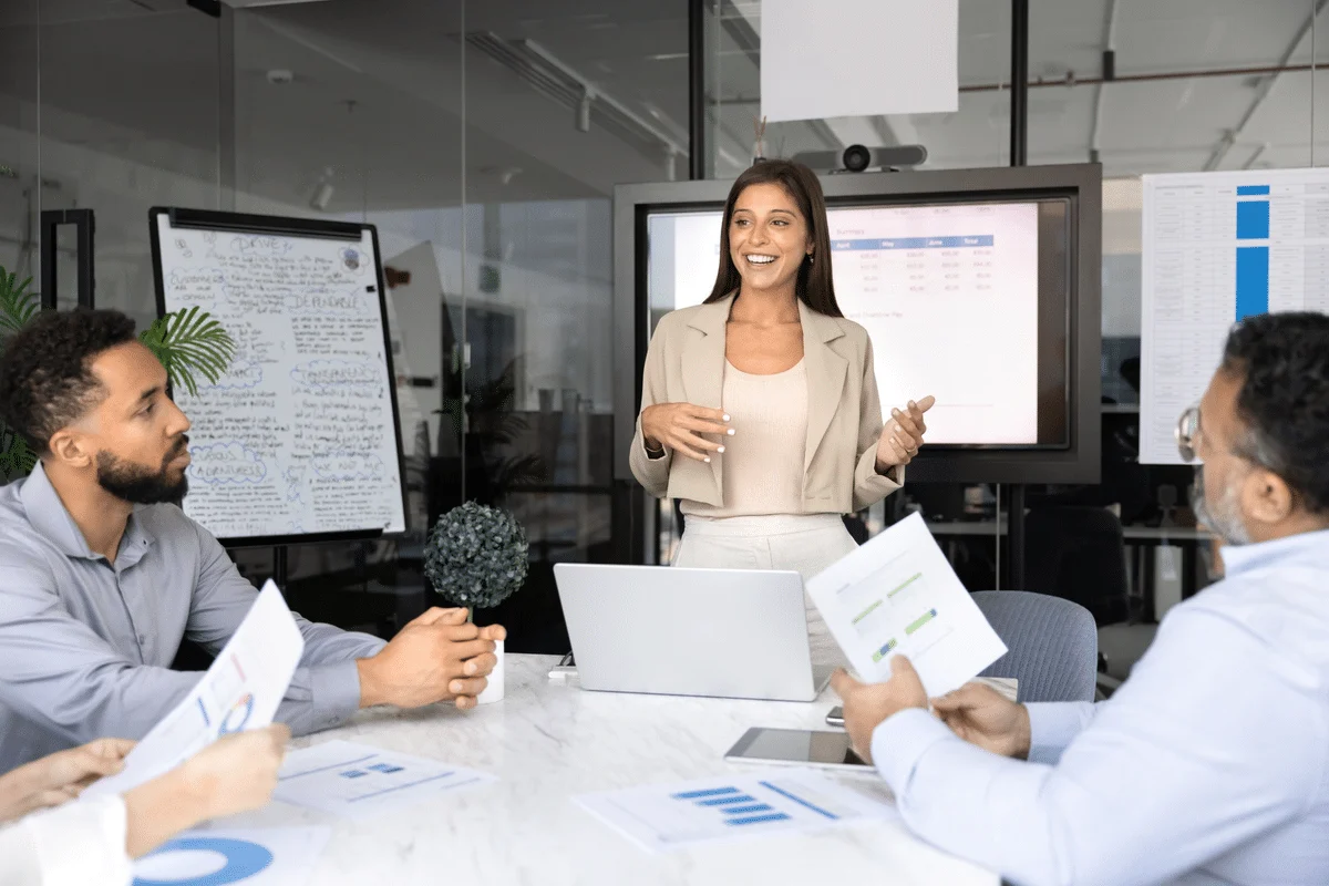 Revisar decisões, e não apenas resultados, ajuda a evitar que os mesmos erros se repitam (Imagem: fizkes | Shutterstock)