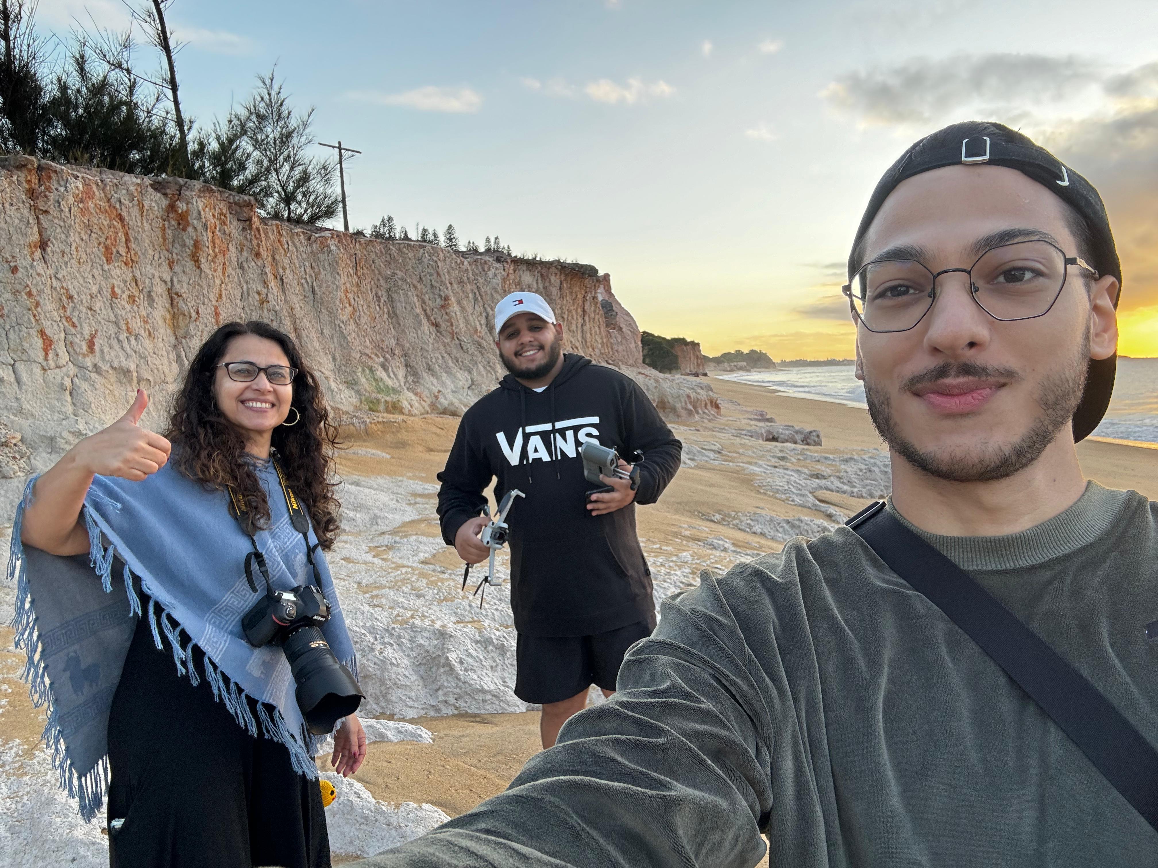 Pedro Dutra (boné branco), Matheus Woshington (boné preto) e a diretora Elisabeth Nader