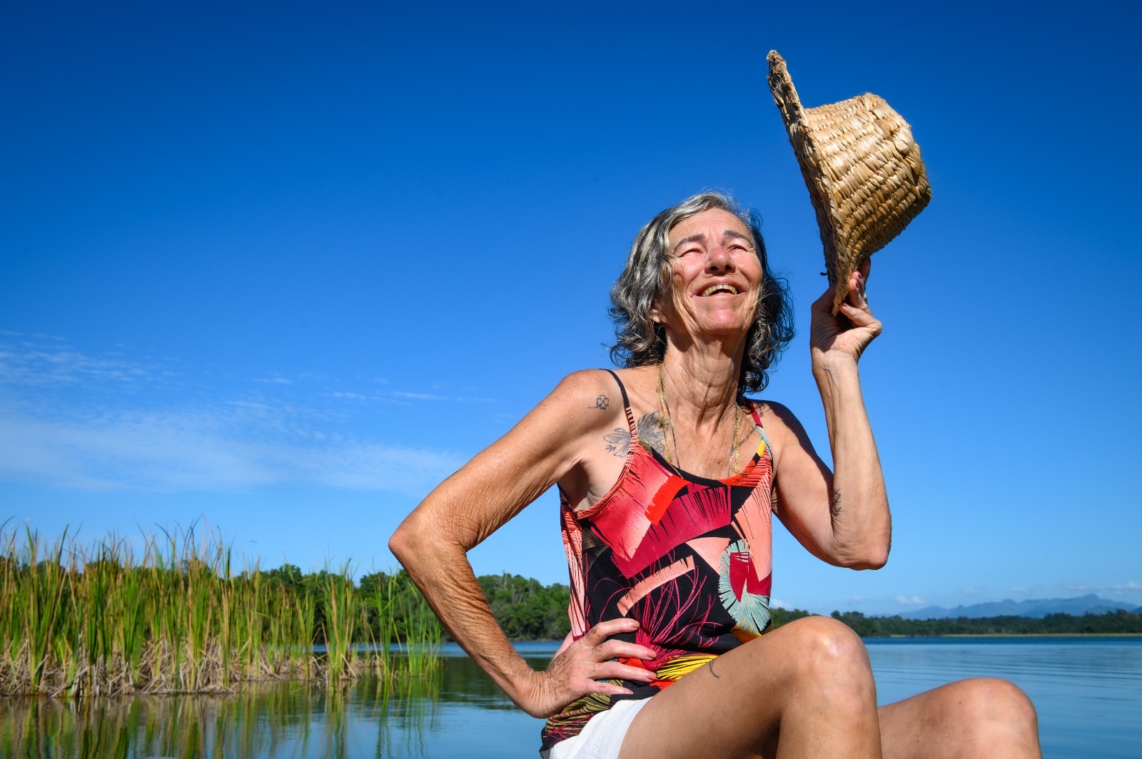 A obra retrata o cotidiano e os saberes das artesãs da comunidade de Mãe-Bá, que utilizam a taboa como matéria-prima para produzir peças artesanais
