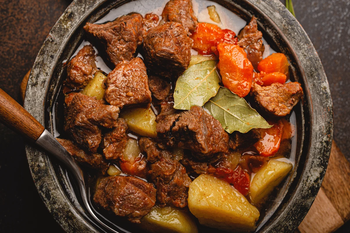 Carne de panela com batata e cenoura (Imagem: Elena Eryomenko | Shutterstock)