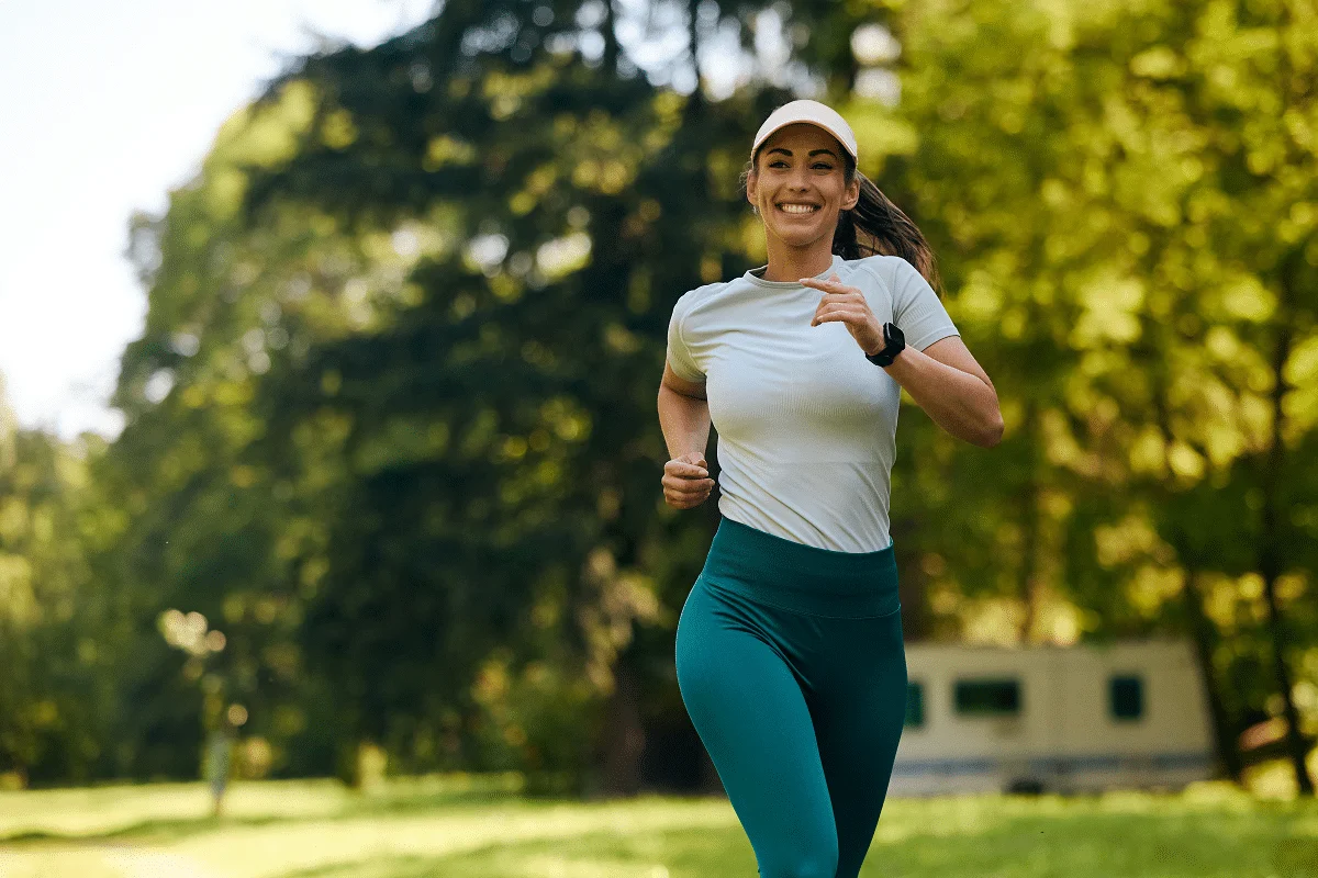 Dar os primeiros passos na corrida exige planejamento e paciência, mas algumas escolhas ajudam a tornar os treinos mais leves e a primeira prova mais tranquila (Imagem: Drazen Zigic | Shutterstock)
