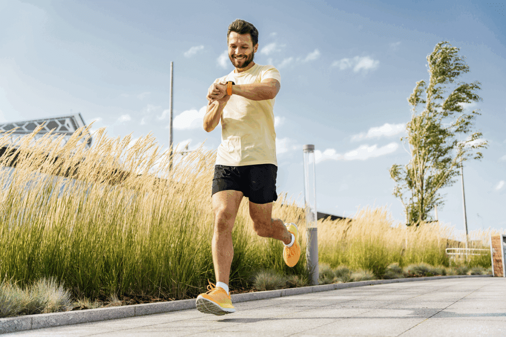 Respeitar os limites do corpo, manter a regularidade dos treinos e cuidar da recuperação são atitudes importantes para chegar bem à primeira corrida (Imagem: muse studio | Shutterstock)