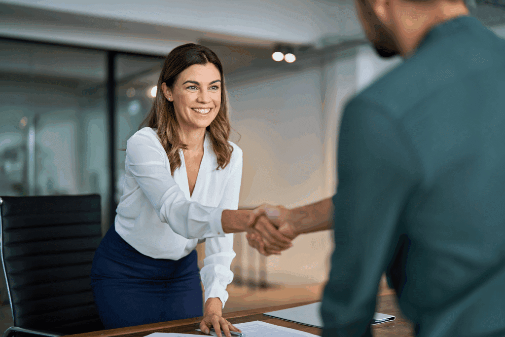 A presença profissional, a reputação e a forma de se comunicar ajudam a construir a percepção dos clientes sobre um advogado antes da contratação (Imagem: insta_photos | Shutterstock)