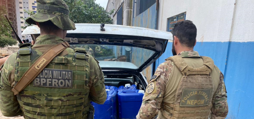 Os fardos eram transportados por dois indivíduos que fugiram pela mata ciliar.
