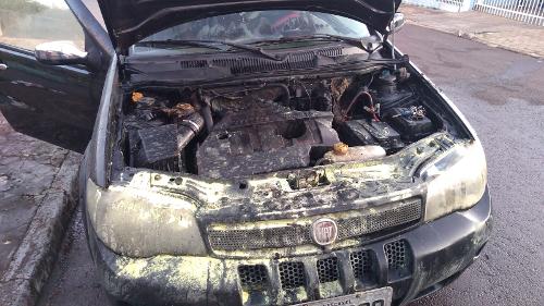 Carro pega fogo no Bairro Guarujá