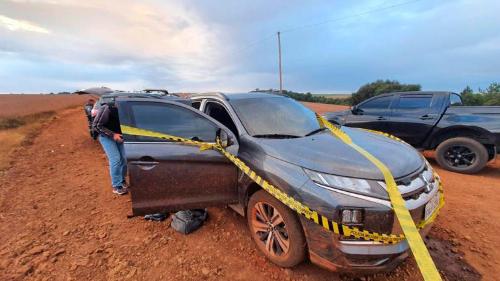 Carro utilizado pelos assaltantes encontrado em área rural em Guarapuava.