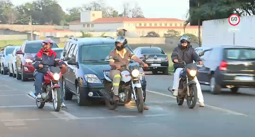 Carros e motos na rua Jorge Lacerda