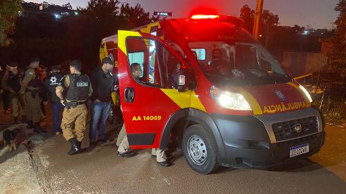 Homem ficou gravemente ferido ao ser atingido por três tiros.