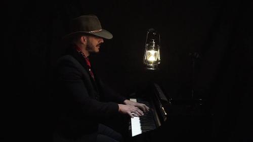 O multi-instrumentalista Elvis Claro irá apresentar-se no Teatro Municipal Sefrin Filho em Cascavel