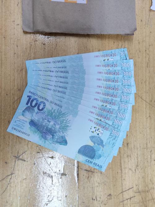 PF prende mulher com céulas falsas de dinheiro. Prisão em flagrante foi feita assim que a encomenda com as cédulas falsas foi retirada de uma agência dos Correios.