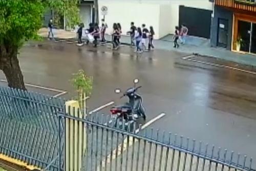 Grupo de adolescentes é atropelado