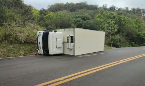caminhão tomba na 277