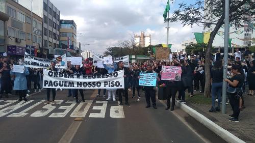 Profissionais de enfermagem fazem protesto no Centro de Cascavel