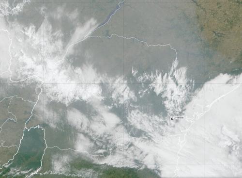 A fumaça que vem das regiões Norte/Centro-Oeste do Brasil é a parte cinza e meio transparente na imagem. As partes mais claras e opacas são nuvens tradicionais