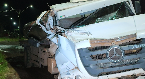 caminhão fica destruído em grave colisão