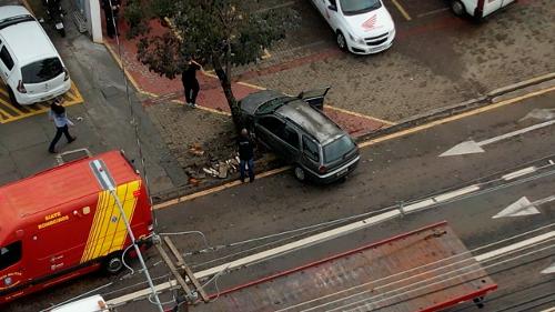 Motorista bateu contra árvore em avenida da zona oeste de Londrina
