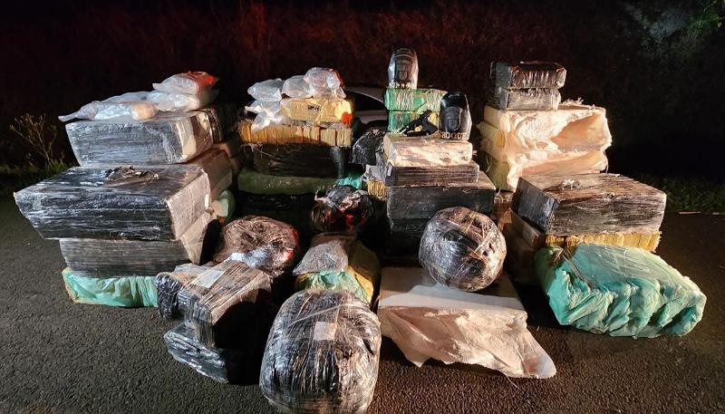Suspeitos transportavam mais de 800 quilos de maconha pela rodovia