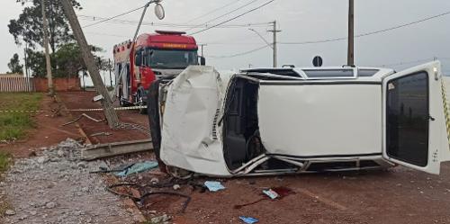 Carro capotou após bater contra poste